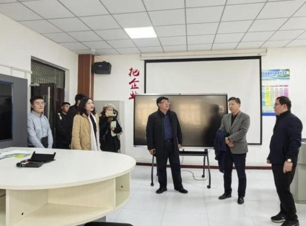 同时丰富主题党日活动的形式与内涵